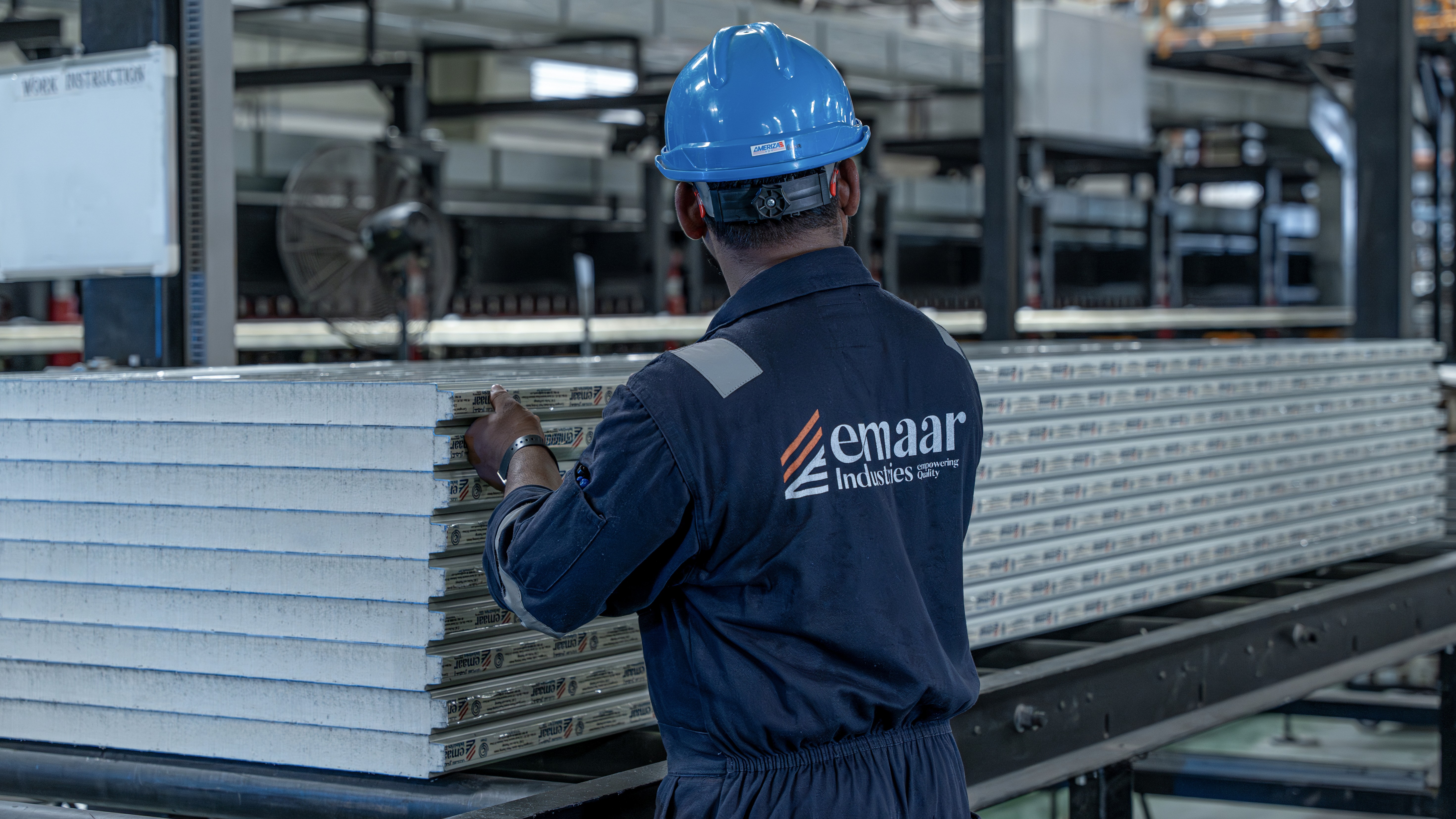 Rigging and vacuum lifter erection of insulated roofing panels