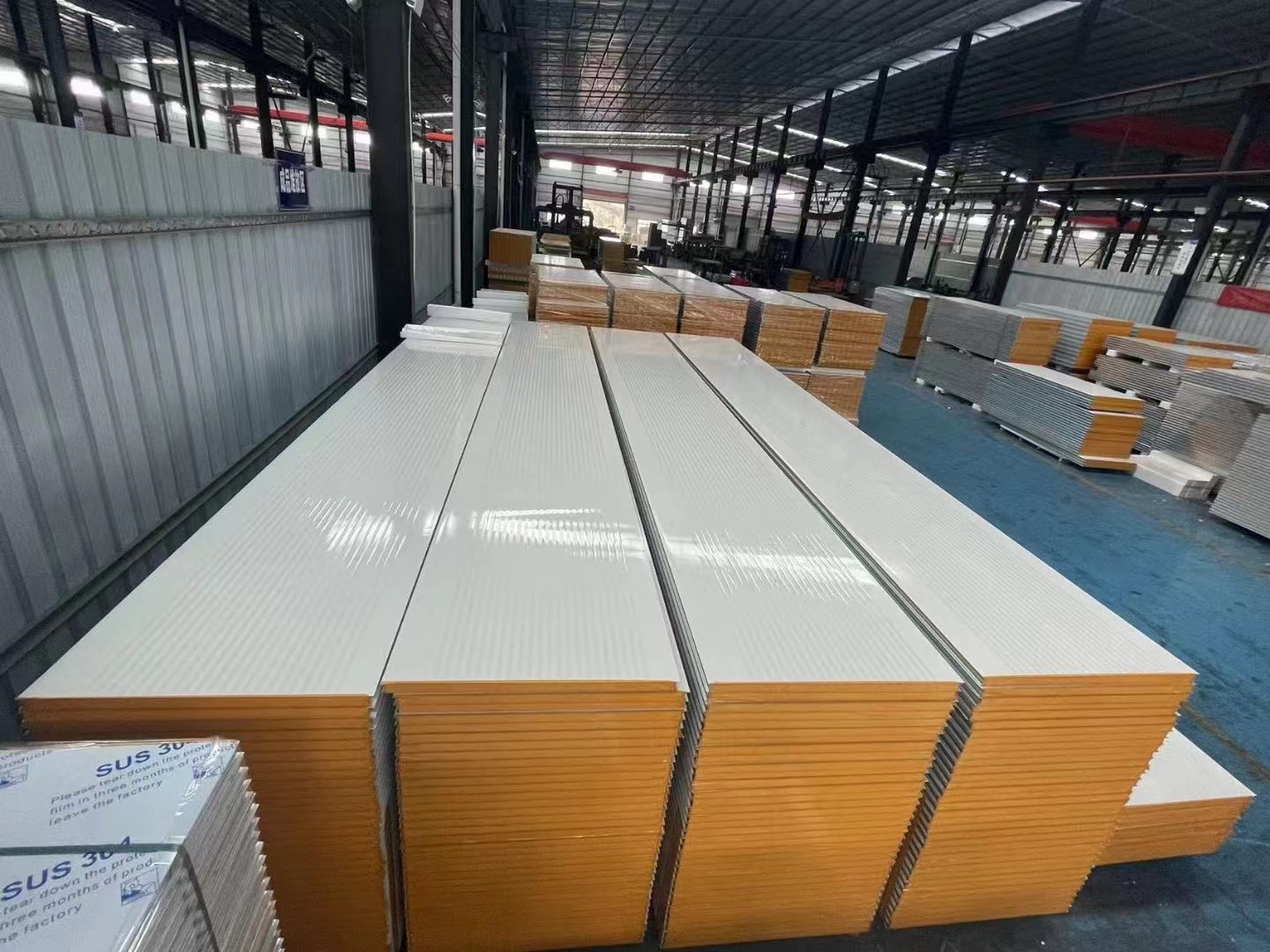 Hot Sale High Density Modern Eco-Friendly Fire Resistant Rock Wool Sandwich Panels Wholesale For Factory Wall Engineer Projects